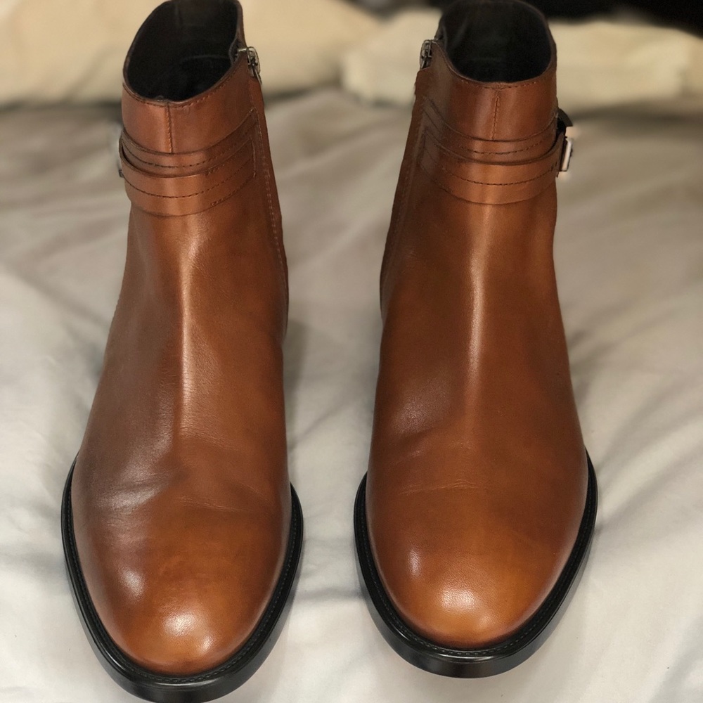 TOD’S UK 9 camel colored ankle boots. US10, EU43